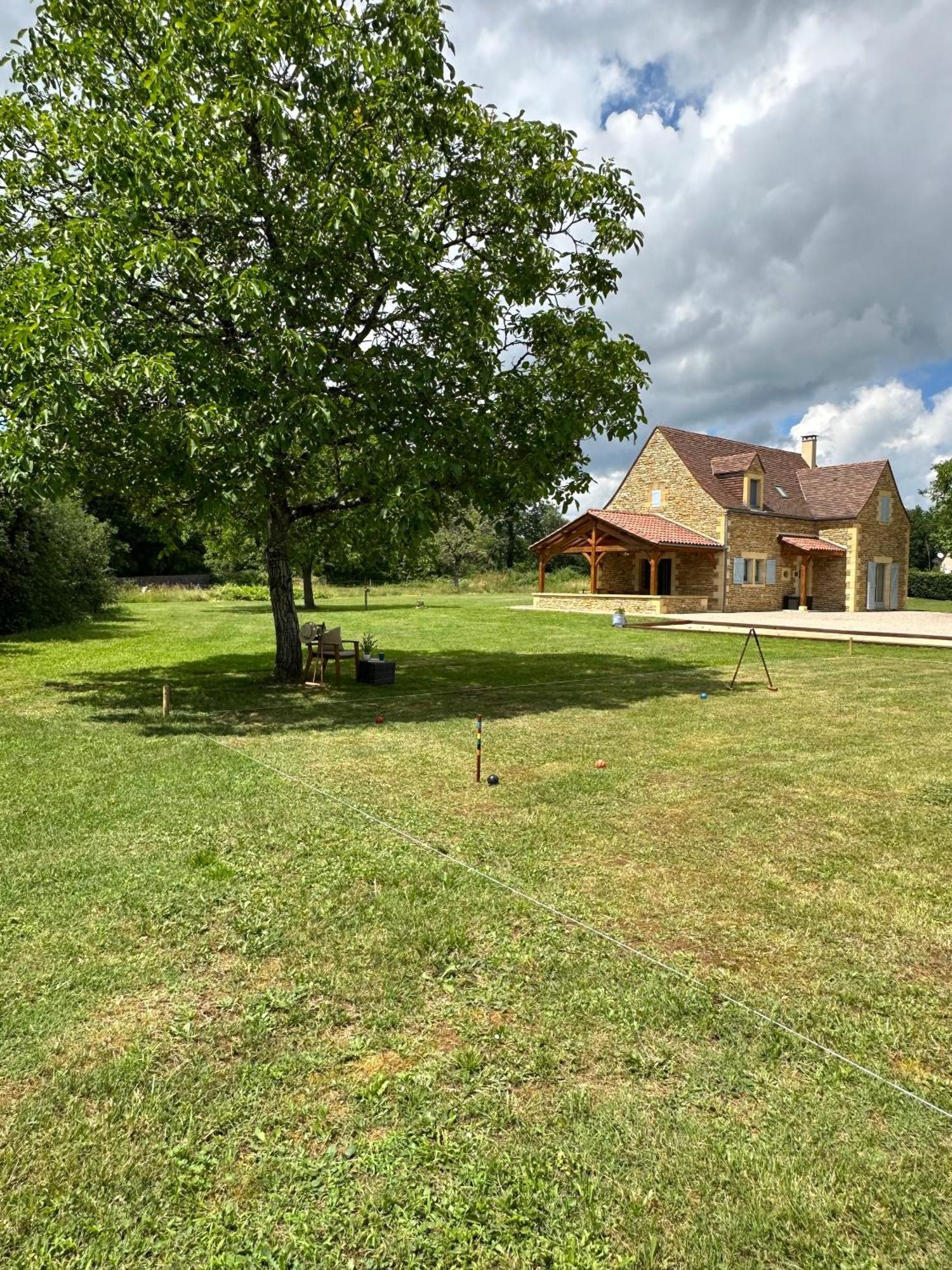Luxury 3 Bed Home With Heated Swimming Pool Air Con And Boules Pitch Salignac-Eyvigues Exterior photo