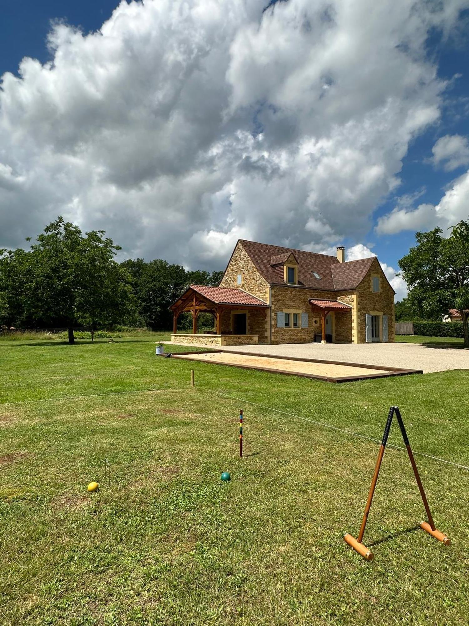 Luxury 3 Bed Home With Heated Swimming Pool Air Con And Boules Pitch Salignac-Eyvigues Exterior photo