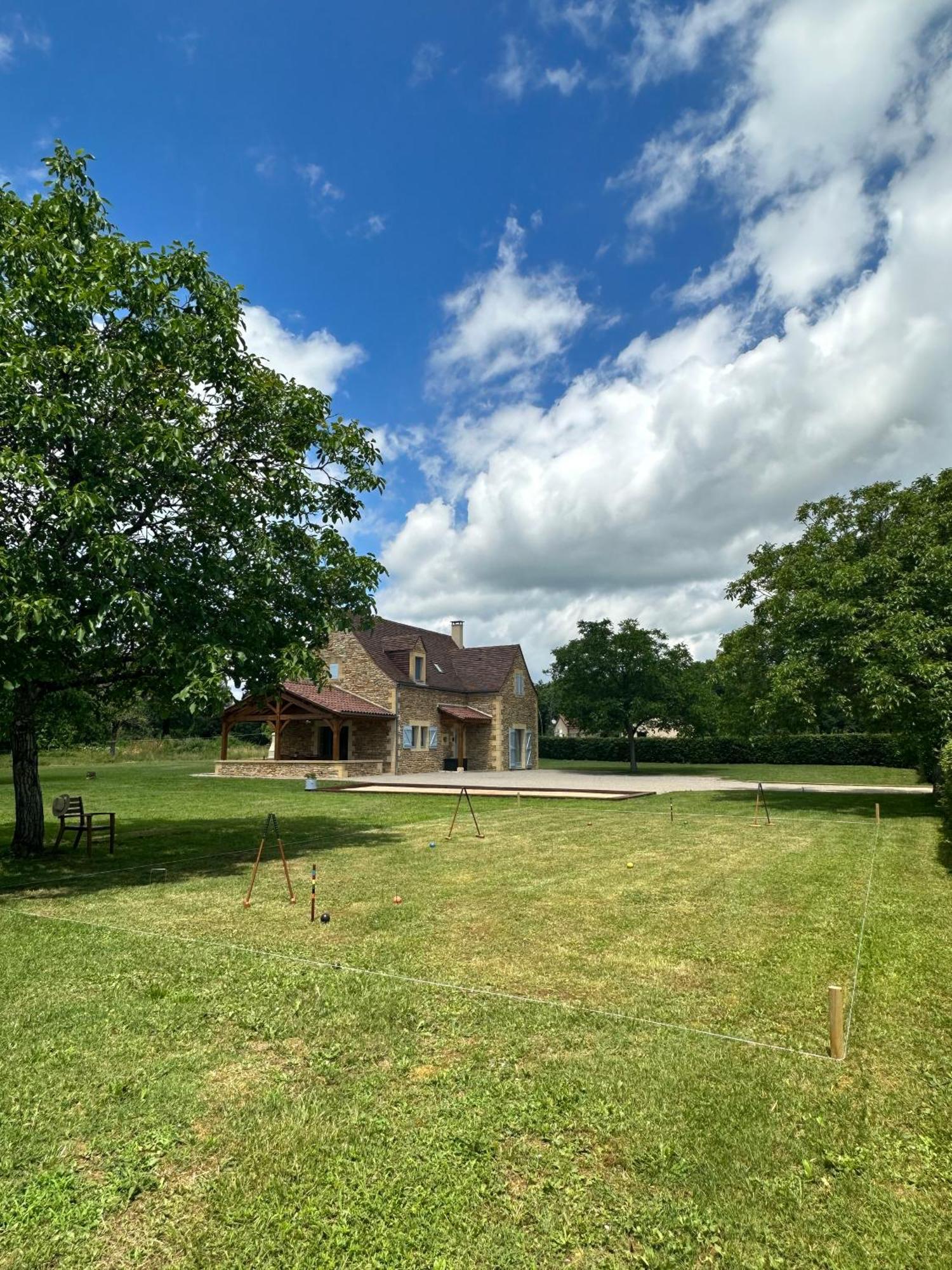 Luxury 3 Bed Home With Heated Swimming Pool Air Con And Boules Pitch Salignac-Eyvigues Exterior photo