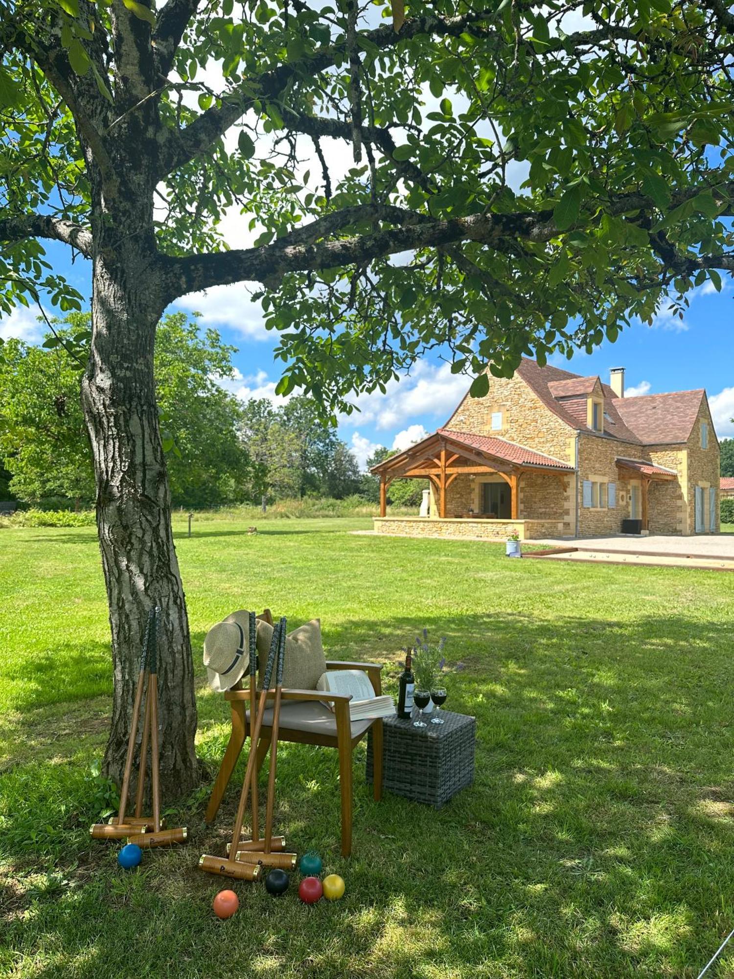 Luxury 3 Bed Home With Heated Swimming Pool Air Con And Boules Pitch Salignac-Eyvigues Exterior photo
